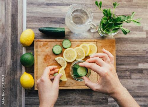 Fotografía preparation of detox water