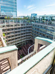 Fototapete - Blick durch ein Fenster in einen Innenhof in der City von Rotterdam, Niederland 