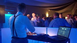 Dj gra na imprezie ludzie tańczą
