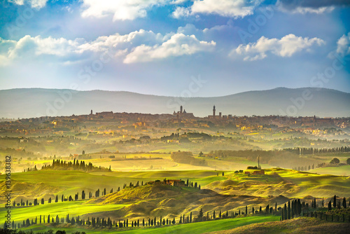 Fotomural Siena city skyline, countryside and rolling hills. Tuscany, Italy