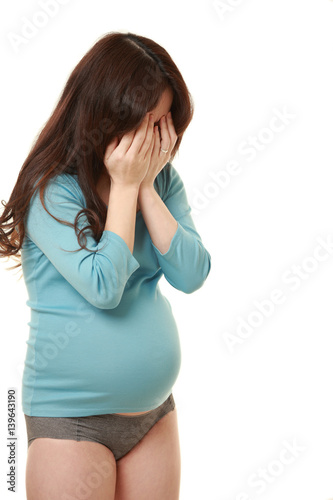 両手で顔を覆う臨月の妊婦 Stock Photo Adobe Stock