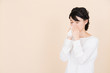 © karin - 鼻をかむ女性