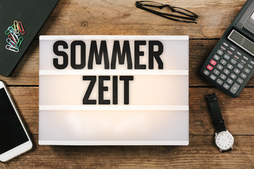 Sticker - Sommerzeit, German Daylight Saving Time in vintage style light box on office deskt op