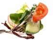 Gemischter Salat mit Salatsauce auf einer Gabel