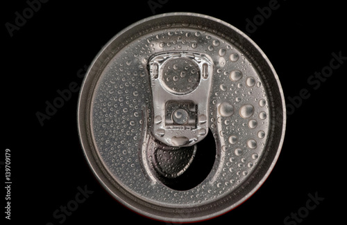 Fotografia top of a can tin with water drops closeup on a black background