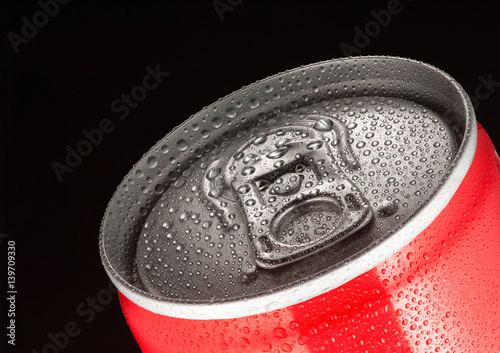 Fotografia top of a red can tin with water drops closeup on a black background