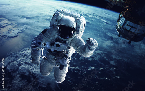 Plakat Astronauta w kosmosie. Elementy tego obrazu dostarczone przez NASA