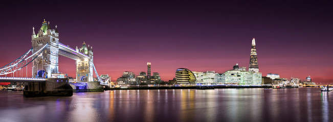 Wall Mural - Panorama von der Tower Bridge bis zur London Bridge nach Sonnenuntergang