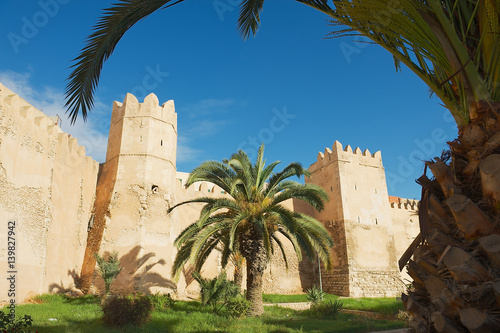 Fotografía View to the wall and towers of the Sfax medina in Sfax, Tunisia.