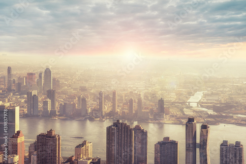 Plakat Nowy Jork miasto linia horyzontu w ranku, wschód słońca w tle.