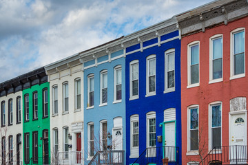 Canvas Print - Colorful row houses on Howard Street, in Old Goucher, Baltimore, Maryland.