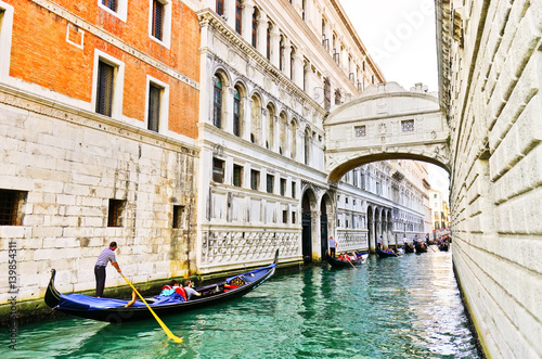 Fotografía View of the Bridge of Sighs with Gondolas punted by gondoliers on the canal in V