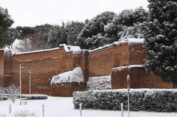 Canvas Print - Surrounding walls of Rome under snow