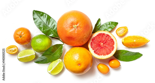 Fotografía various citrus fruits on white background