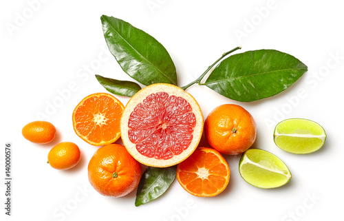 rozne-owoce-cytrusowe-ulozone-na-bialym-tle