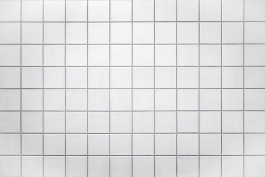 Weiß geflieste Wand, kleine Kacheln