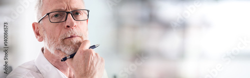 Fotografía Portrait of thoughtful senior businessman