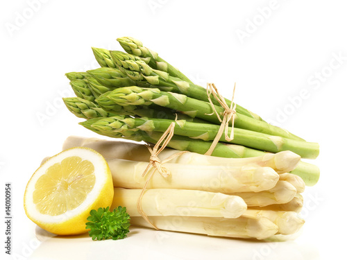 zielone-i-biale-szparagi-z-polowka-cytryny-na-bialym-tle