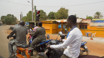 motociclisti in ouagadougou capitale del burkina faso