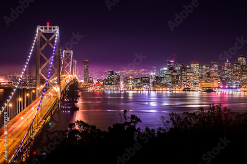 Plakat San Francisco Skyline i Bay Bridge w nocy, Kalifornia, USA