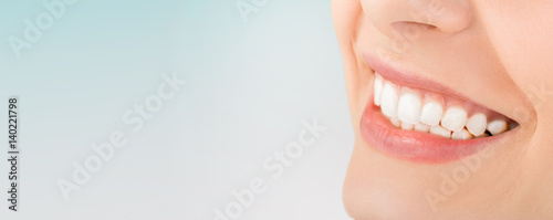 Fotografía Beautiful smile young woman. White teeth on the master plan.