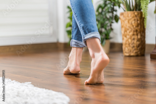 Fotografía Warm floor - the concept of floor heating and wooden panels.