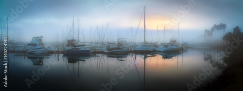 Fototapety żeglarstwo  zatoka-mgla