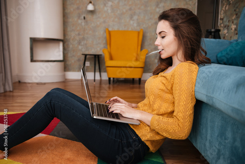 Cuadros en Lienzo Portrait of a young woman doing shopping online