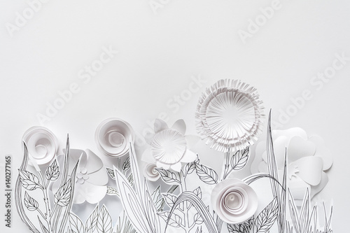 3d-papierowi-kwiaty-z-malujacymi-liscmi-i-trzonami-na-bialym-tle