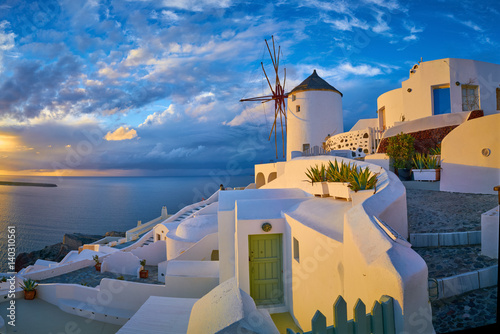 Obraz Dibond Wiatraczek w wiosce Oia przy zmierzchem, Santorini, Grecja