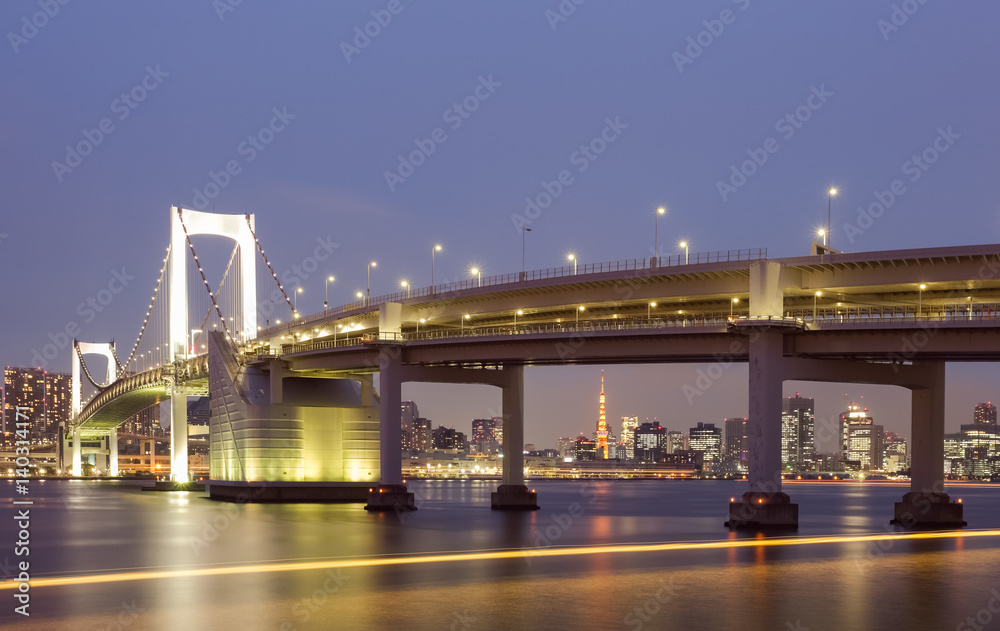 tokio-teczowy-most-i-tokio-wierza-przy-zmierzchem