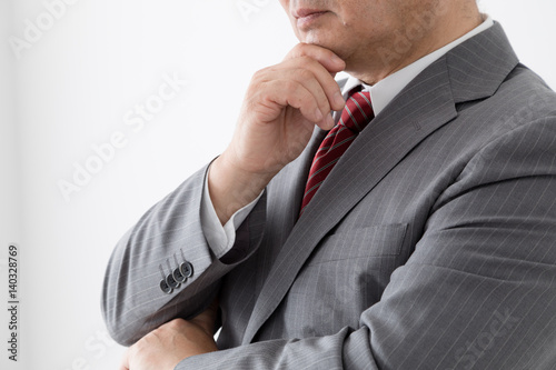 顎に手を当てるビジネスマン 考える 悩む 中年男性 Stock Photo Adobe Stock 顎に手を当てるビジネスマン 考える 悩む 中年男性 Stock Photo Adobe Stock