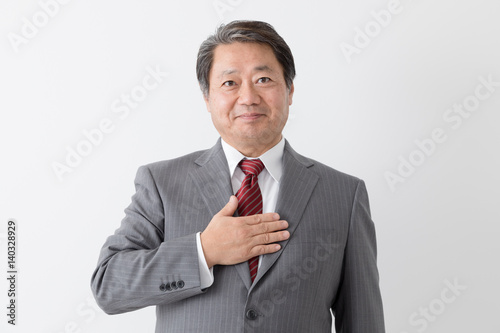 胸に手を当てるビジネスマン 中年男性 Stock Photo Adobe Stock
