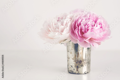 Fotografía kleiner Strauß Pfingstrosen in einer silbernen Vase, Textfreiraum - perfekt als
