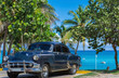 Amerikanischer Oldtimer parkt am Strand von Varadero Kuba - Serie Kuba Reportage