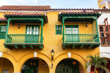 Fototapete - Yellow and Green Colonial Architectutre