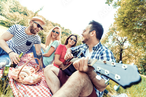 Zdjęcie XXL Szczęśliwi młodzi przyjaciele ma pinkin w parku