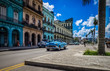 HDR - Amerikanischer blauer Chevrolet Oldtimer fährt an der historischen Häuserfront der Hauptstrasse vorbei in Havanna Kuba - Serie Kuba Reportage