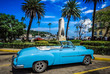 HDR - Blauer amerikanischer Cabriolet Oldtimer parkt auf dem Malecon in Havanna Kuba - Serie Kuba Reportage