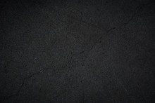 Schwarze Dunkel Porös Strukturierte Steinwand Mit Einem Grossen Riss Als Hintergrund