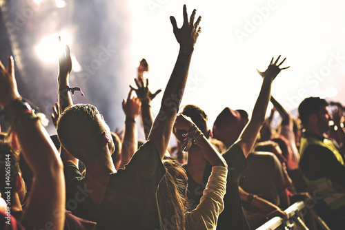 Fototapeta na szkło Tylni widok cieszy się koncert tłum