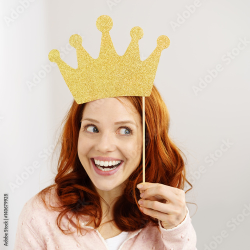 Fotografia, Obraz lachende junge frau mit goldener krone