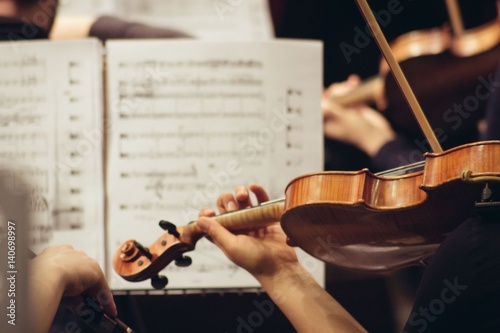Obrazy klasyczna muzyka  skrzypek-grajacy-w-orkiestrze-z-bliska