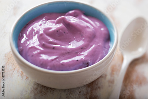 Zdjęcie XXL Jagodowy jogurt w błękitnym pucharze