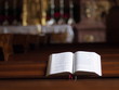 Aufgeschlagenes Gesangsbuch lädt in der Kirche zum Singen ein 