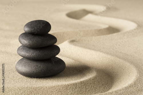 Plakat Zen medytacja kamień i piasek ogród. Symbol harmonii i czystości duchowości ...