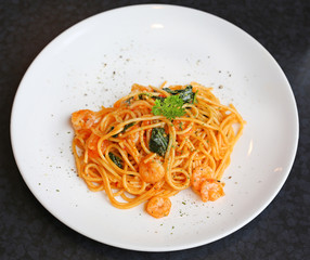 Canvas Print - Spaghetti with shrimps and tomato sauce, italian cuisine