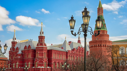 Fototapete - The State Historical Museum of Russia. Located between Red Square and Manege Square in Moscow, The Corner Arsenal (Uglovaya Arsenalanya) Tower of Moscow Kremlin.