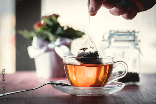 Zdjęcie XXL Ktoś przygotowuje herbatę