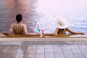 Canvas Print - Young couple Take a relaxing vacation as a work-out.